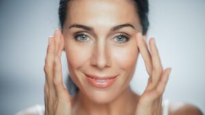 Woman minimizes under-eye bags with help from cosmetic treatments